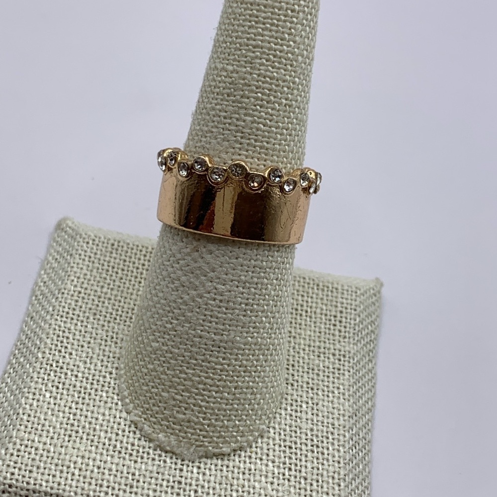 Elegant Gold Ring with Crystal Accents - Picture 3 of 5